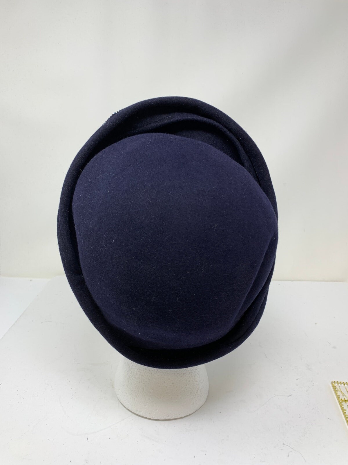 Vintage the Halle Bros Co Sculptural Hat Navy Blue Wool  display picture 1
