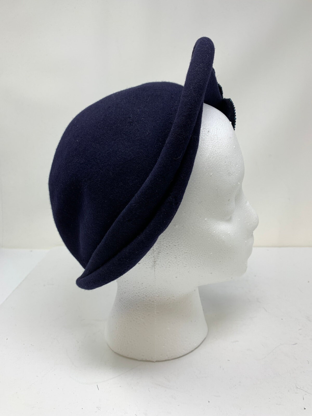 Vintage the Halle Bros Co Sculptural Hat Navy Blue Wool  display picture 3