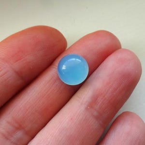 Cabujón redondo pequeño de calcedonia azul de 10 x 5 mm