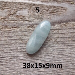 K&ouml;nnte beinhalten: Ein ovaler, hellblauer Edelstein mit glatter, polierter Oberfl&auml;che. Der Edelstein misst 38x15x9mm.