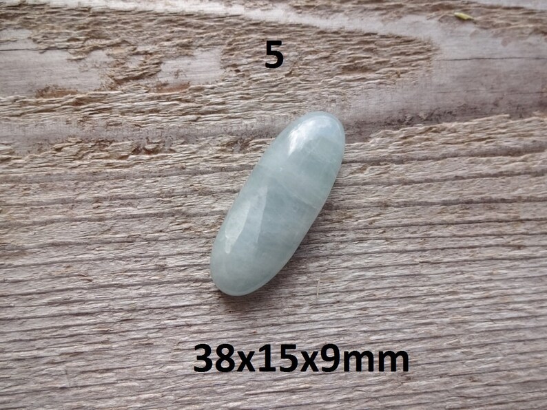 K&ouml;nnte beinhalten: Ein ovaler, hellblauer Edelstein mit glatter, polierter Oberfl&auml;che. Der Edelstein misst 38x15x9mm.