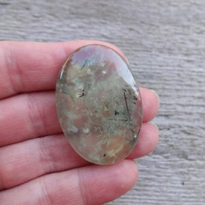 Grön prehnit oval cabochon, naturlig genomskinlig cabochon för smyckestillverkning, hängsmyckesstorlek, stor stor ädelstenscabochon bild 5