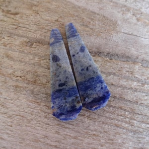 K&ouml;nnte beinhalten: Zwei blaue und wei&szlig;e Lapislazuli-Ohrringe in Tropfenform.