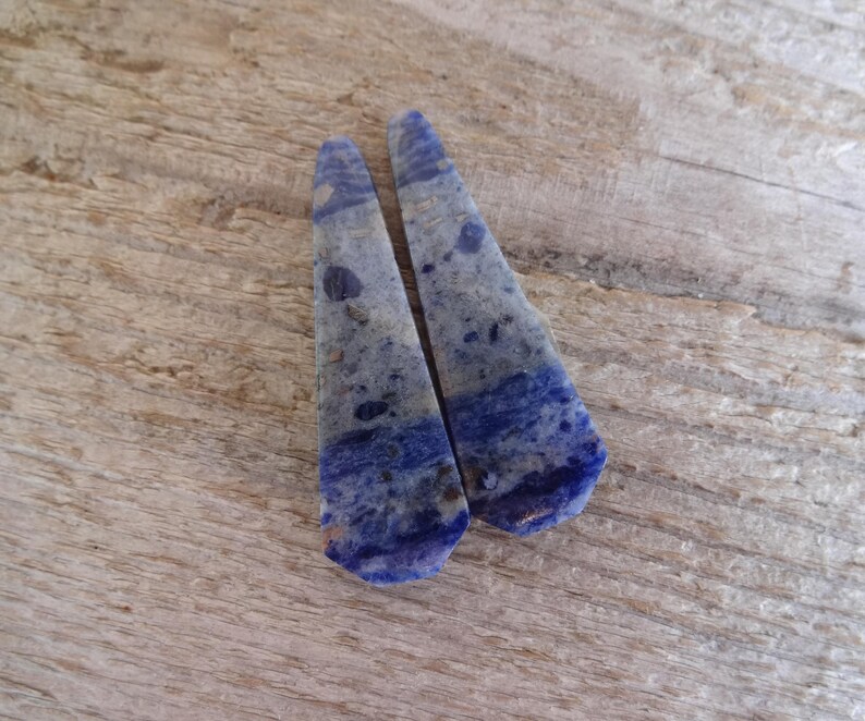 K&ouml;nnte beinhalten: Zwei blaue und wei&szlig;e Lapislazuli-Ohrringe in Tropfenform.