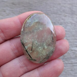 Grön prehnit oval cabochon, naturlig genomskinlig cabochon för smyckestillverkning, hängsmyckesstorlek, stor stor ädelstenscabochon bild 7