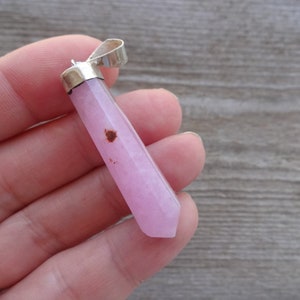 Rosa kristallaragonithänge från Pakistan, set med rosa aragonithalsband, hängen på kedja, naturliga helande kristallchakrastensmycken bild 6