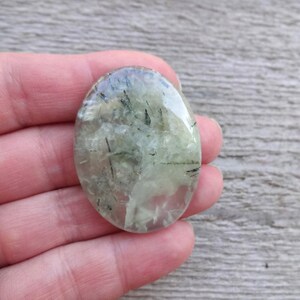 Grön prehnit oval cabochon, naturlig genomskinlig cabochon för smyckestillverkning, hängsmyckesstorlek, stor stor ädelstenscabochon bild 3