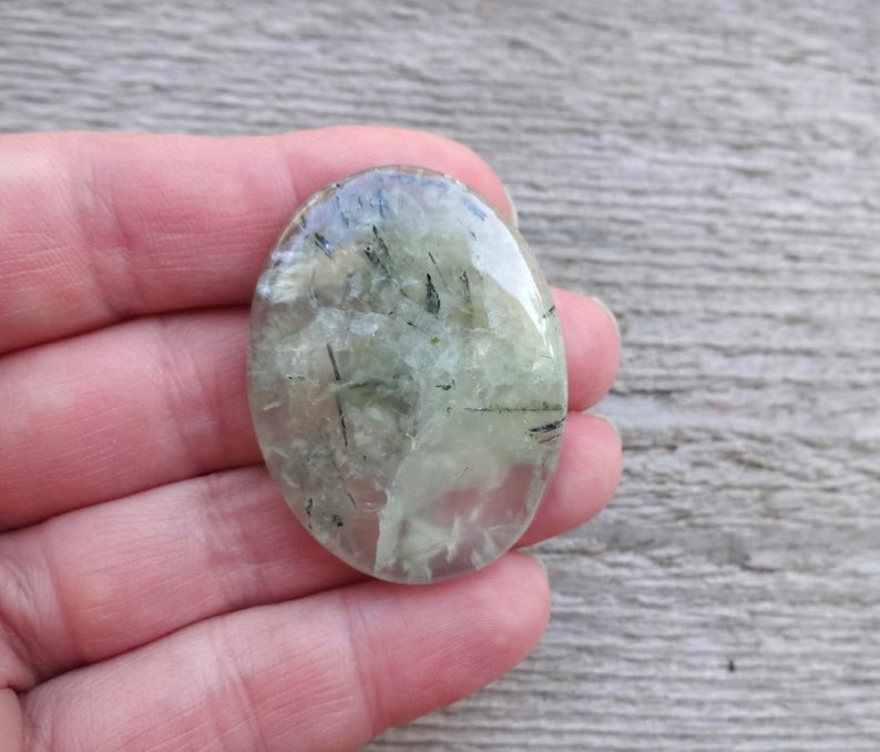 Grön prehnit oval cabochon, naturlig genomskinlig cabochon för smyckestillverkning, hängsmyckesstorlek, stor stor ädelstenscabochon bild 3