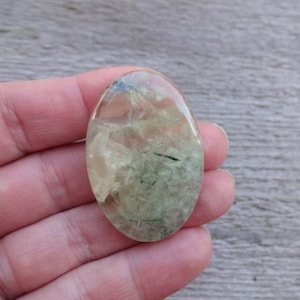 Grön prehnit oval cabochon, naturlig genomskinlig cabochon för smyckestillverkning, hängsmyckesstorlek, stor stor ädelstenscabochon bild 6