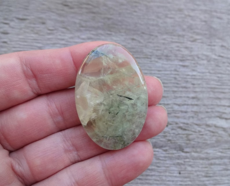 Grön prehnit oval cabochon, naturlig genomskinlig cabochon för smyckestillverkning, hängsmyckesstorlek, stor stor ädelstenscabochon bild 6