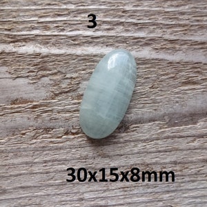 K&ouml;nnte beinhalten: Ein ovaler, hellblauer Edelstein mit einer glatten, polierten Oberfl&auml;che. Der Edelstein misst 30x15x8mm.