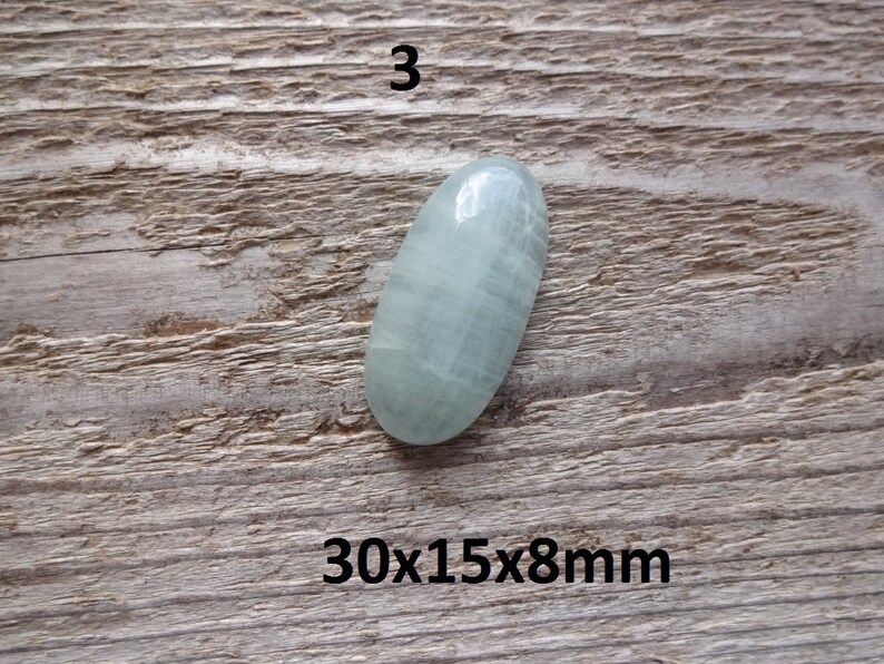 K&ouml;nnte beinhalten: Ein ovaler, hellblauer Edelstein mit einer glatten, polierten Oberfl&auml;che. Der Edelstein misst 30x15x8mm.