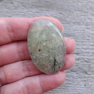 Grön prehnit oval cabochon, naturlig genomskinlig cabochon för smyckestillverkning, hängsmyckesstorlek, stor stor ädelstenscabochon bild 4