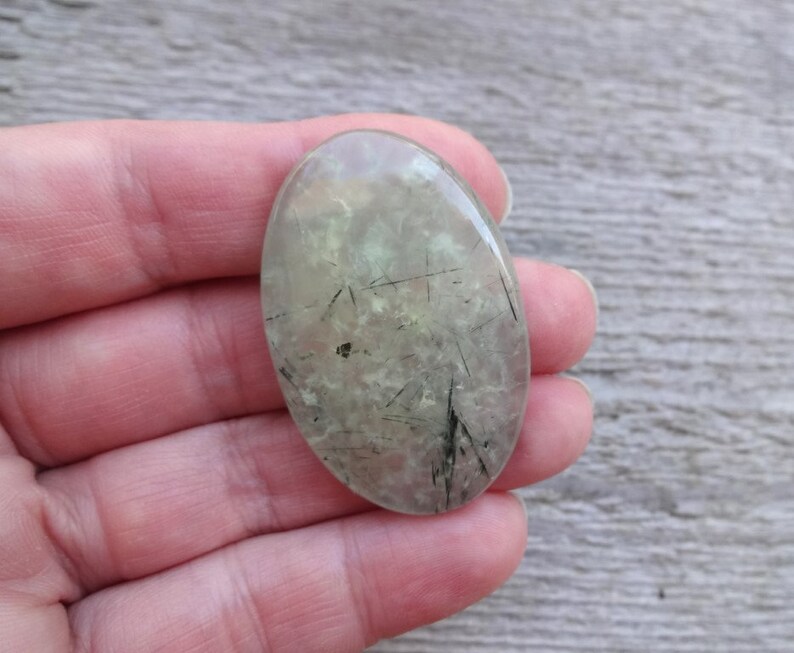 Grön prehnit oval cabochon, naturlig genomskinlig cabochon för smyckestillverkning, hängsmyckesstorlek, stor stor ädelstenscabochon bild 4
