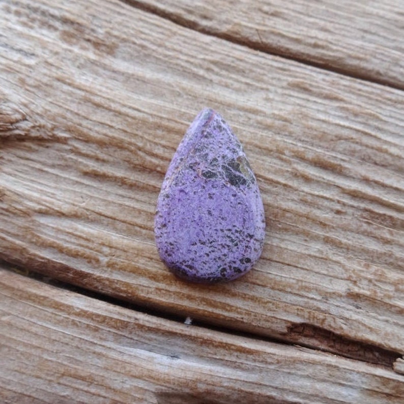 Stichtite Purpurite cabochon 27x16mm