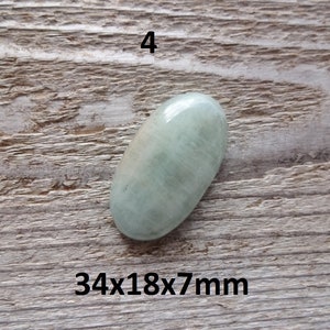 K&ouml;nnte beinhalten: Ein ovaler Cabochon-Edelstein in hellgr&uuml;n mit einer Gr&ouml;&szlig;e von 34x18x7mm.