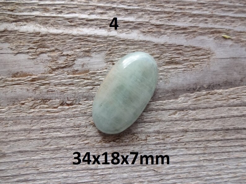 K&ouml;nnte beinhalten: Ein ovaler Cabochon-Edelstein in hellgr&uuml;n mit einer Gr&ouml;&szlig;e von 34x18x7mm.