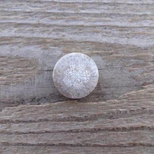 Pode incluir: Um conjunto de tr&ecirc;s canecas de cer&acirc;mica com acabamento fosco e salpicado. As canecas s&atilde;o em tons de creme, cinza claro e cinza escuro. Cada caneca tem um design simples e minimalista.