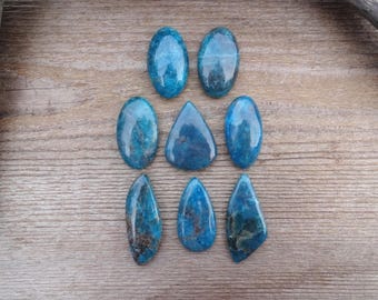 Blauer Apatit Cabochon, Edelstein oval