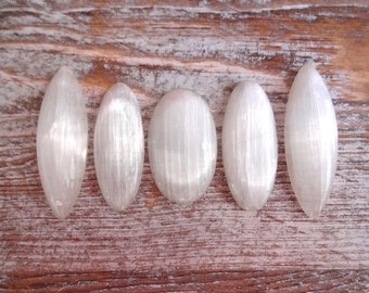 Biały selenit kaboszon, owalny kaboszon z kamieniem szlachetnym, kaboszon markizowy