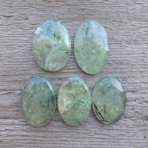 Grön prehnit oval cabochon, naturlig genomskinlig cabochon för smyckestillverkning, hängsmyckesstorlek, stor stor ädelstenscabochon bild 1