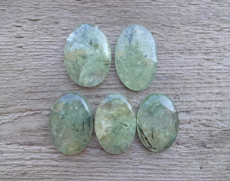 Grön prehnit oval cabochon, naturlig genomskinlig cabochon för smyckestillverkning, hängsmyckesstorlek, stor stor ädelstenscabochon bild 1