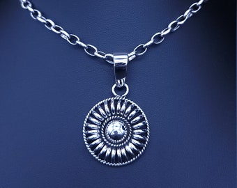 Colgante Navajo Concho de plata de ley, joyería hecha a mano, diseño de Thomas Charley.
