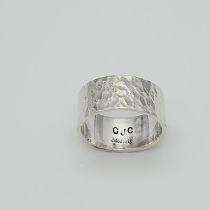 Peut inclure: Une bague en argent martelée avec l'inscription "CJC Sterling" à l'intérieur.