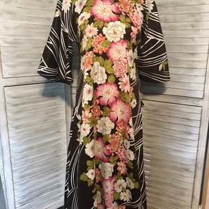 1970’s maxi dress. Size 12-14 Beautiful dress with bell shaped sleeves. Ties in front or back. In excellent shape!