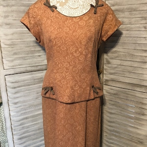 Gorgeous dusty apricot colored authentic 1940’s plus sized dress! Size 14 ish