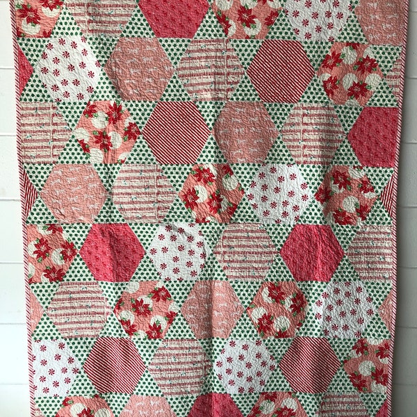 Courtepointe en pêle-mêle pour les fêtes - FINISHED QUILT