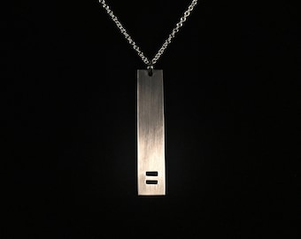 Colgante con el logo de la igualdad: Regalo artesanal de plata de ley para la comunidad LGBTQ+, el Orgullo o aliados, y los Derechos Humanos.