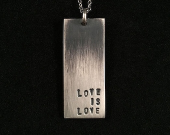Colgante "Love Is Love"; regalo hecho a mano en plata de ley para la igualdad, LGBTQ, orgullo o aliado