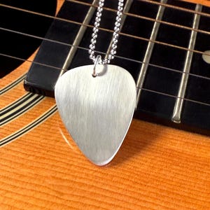 Plectrumhanger: handgemaakt sterlingzilveren plectrumcadeau voor gitarist, Stranger Things Eddie