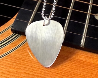 Colgante de púa de guitarra: púa de plata de ley hecha a mano, regalo para guitarrista, Eddie de Stranger Things