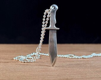 Colgante de cuchillo Bowie: cuchillo de caza y combate hecho a mano en plata de ley, regalo para entusiastas de los cuchillos.
