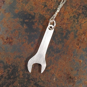 Collier pendentif clé | Porte-outil mécanique en argent sterling | Fait main