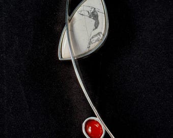 Broche de solapa moderno de howlita y cornalina en plata de ley: minimalista, hecho a mano, de mediados de siglo.