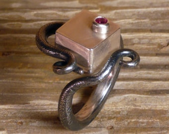 Anillo Caja Espeluznante: Tentáculos de pulpo hechos a mano en plata de ley y rubí de laboratorio