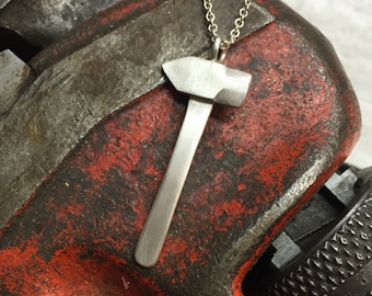 Colgante de martillo de herrero: regalo de plata de ley hecho a mano para metalúrgicos o trabajadores de la construcción.