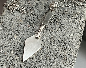 Colgante de paleta de albañil: regalo de plata esterlina hecho a mano para albañiles o constructores.