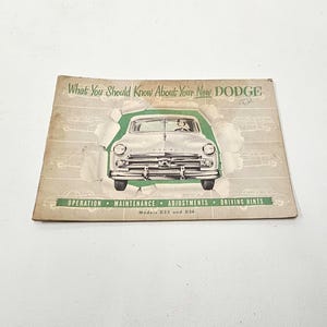 Puede incluir: Folleto vintage titulado "What You Should Know About Your New DODGE". La portada presenta una ilustración de un coche clásico emergiendo de un efecto de papel rasgado. El texto verde destaca temas clave: Operación, Mantenimiento, Ajustes y Consejos de conducción. Modelos D33 y D34.