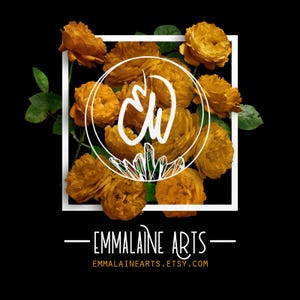Puede incluir: Un marco cuadrado blanco con el texto "EMMALAINE ARTS" y "EMMALAINEARTS.ETSY.COM" debajo del marco. El marco est&aacute; rodeado de rosas amarillas.