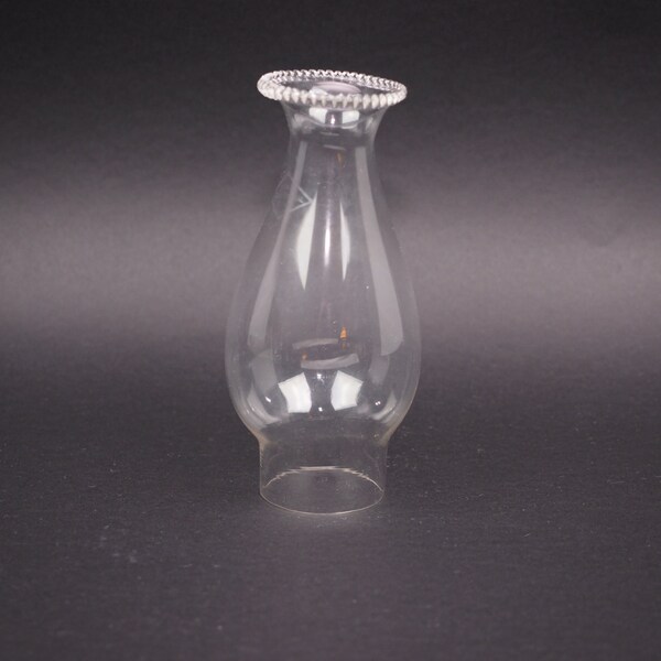 Ancienne cheminée en verre ouragan, « Lead Klear Krystal Flint » Base monteur de 2 pouces, 6 3/4 '' haut, perlé striée bord