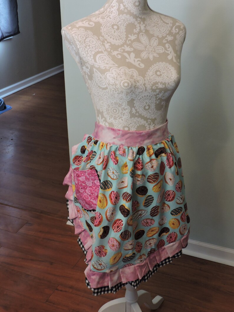 A doughnut Apron with two sets of pleats