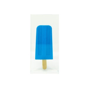 Cerulean Blue Floating Wood Ice Cream Ijsslolly in Clear Hars Art Sculpture - Pop Art Party Dessert Geïnspireerd Home Decor Standbeeld