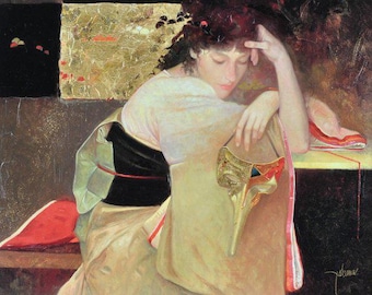 Puede incluir: Una mujer con un kimono de color crema y negro se sienta con la cabeza apoyada en la mano. Está sosteniendo una máscara de carnaval dorada y roja. El fondo es un diseño abstracto dorado y negro.