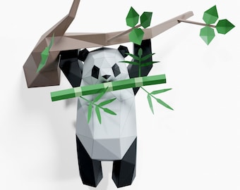 木にぶら下がっているパンダの紙の彫刻、カット済み DIY ペーパークラフト キット、手作りの野生動物の置物、ローポリの壁飾り、すべての付属品付き