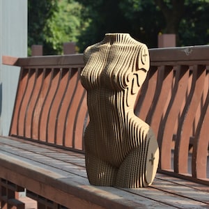 Torse de femme en tranches - Sculpture en carton, bricolage Papercraft, art du papier 3D, décoration d'intérieur, carton ondulé, cadeau de bricolage