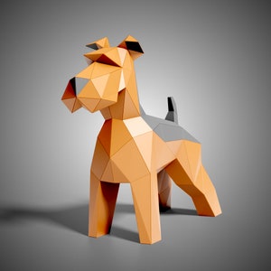 Könnte beinhalten: Eine geometrische Origami-Skulptur eines Hundes. Der Hund ist aus orangefarbenem und grauem Papier gefertigt und hat eine dreieckige Form.